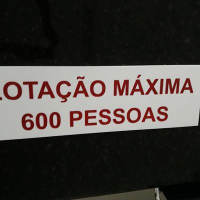 Acrlico Branco Com Letras Baixo Relevo Vermelho